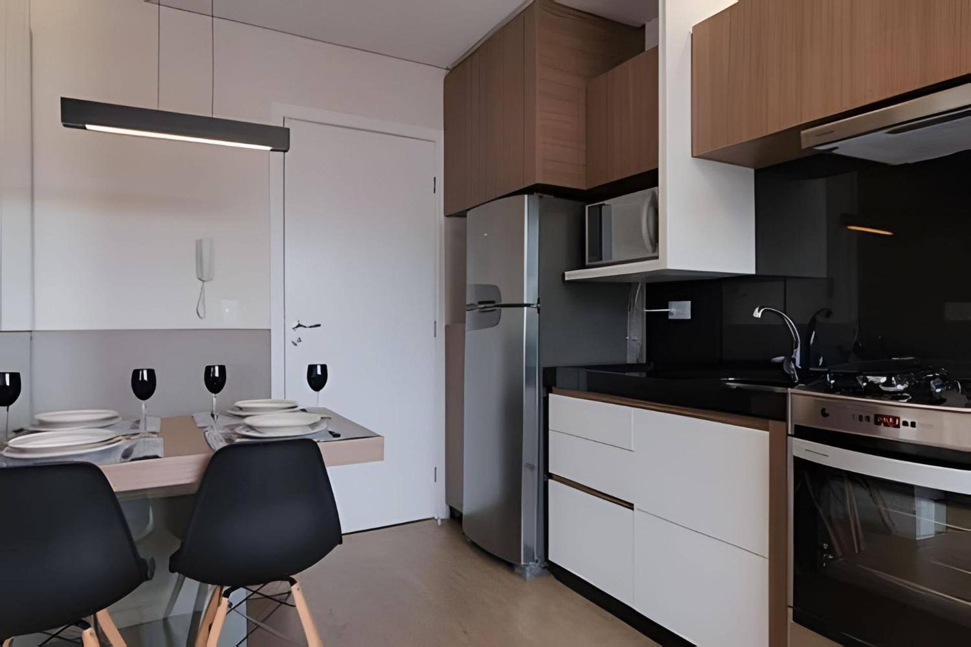 Próximo Ao Shopping Curitiba, Wifi, Tv A Cabo E Cozinha Completa. Curitiba