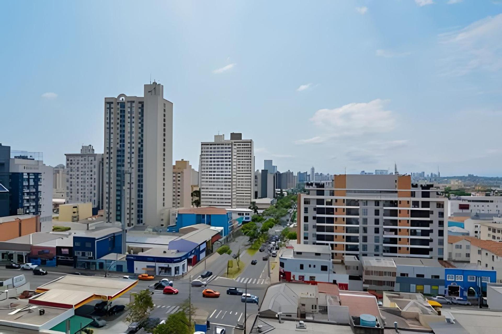 Próximo Ao Shopping Curitiba, Wifi, Tv A Cabo E Cozinha Completa. * Curitiba